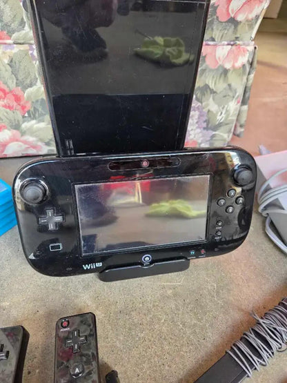 Nintendo Wii U 32gb Deluxe with Gamepad & 6 Games