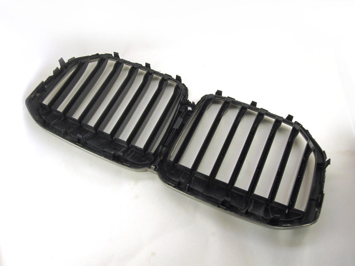 Genuine BMW X7 (GO7) SUV Front Grille Silver 51138745730, 2019-2021 Good Cond.