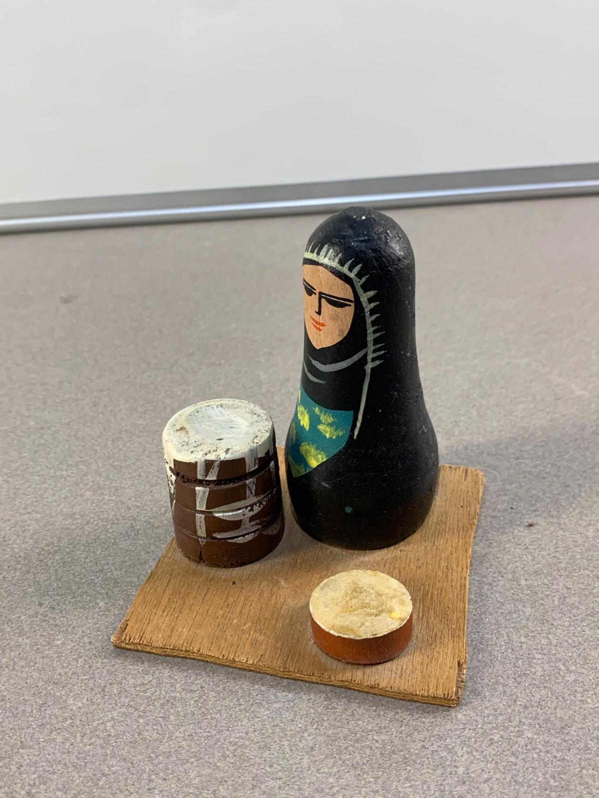Figurine de marchande arabe en bois peinte à la main