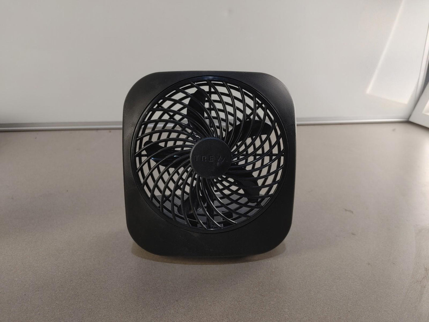 EXCELLENT CONDITION In-Box TREVA 5inch 2 Speed Desk Fan Battery Powered Black