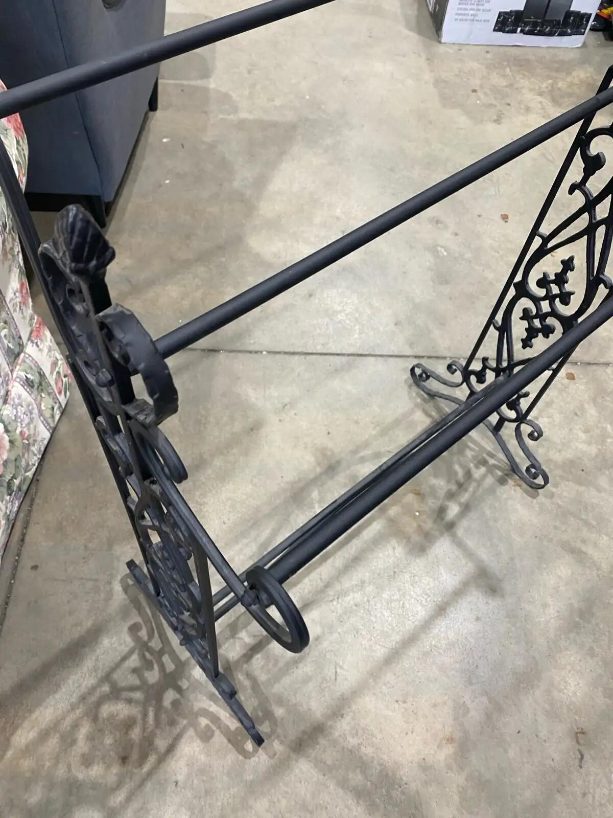 Vintage-Style Iron Quilt Rack – Black Metal