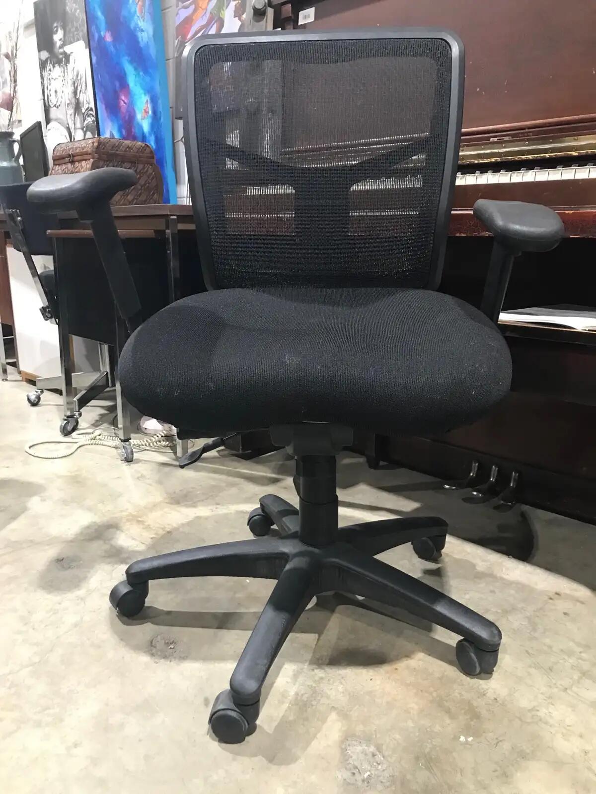 Black Mesh Office Chair – Adjustable Height & Armrests