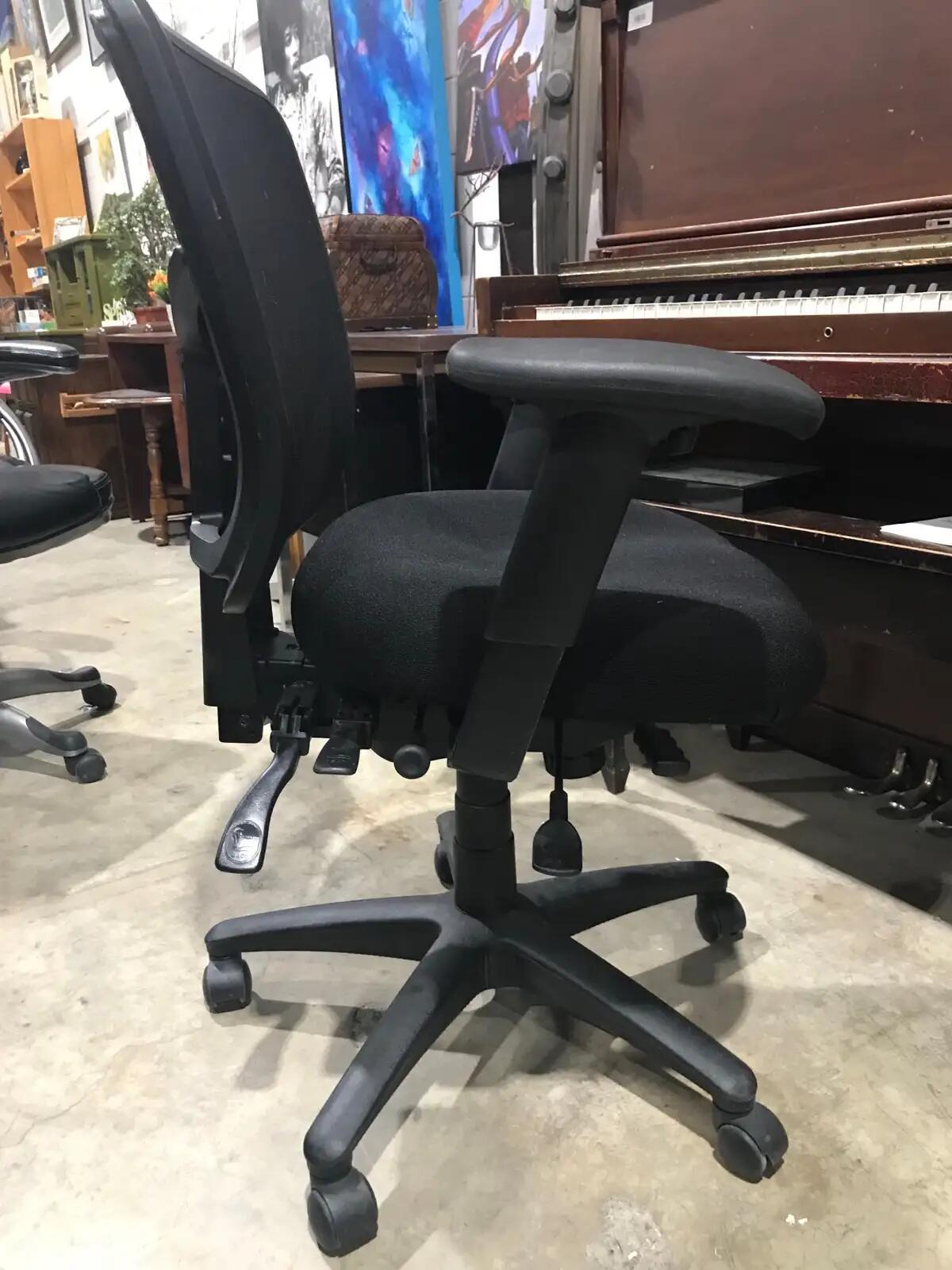 Black Mesh Office Chair – Adjustable Height & Armrests