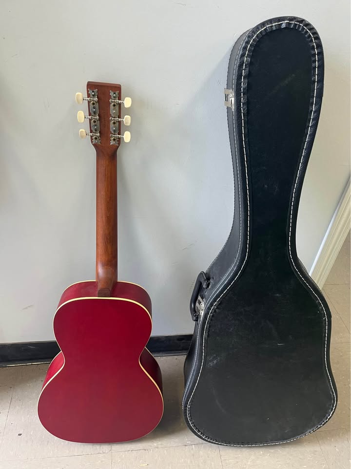 Art & Lutherie Ami Red Acoustic Guitar with Case – Excellent Condition