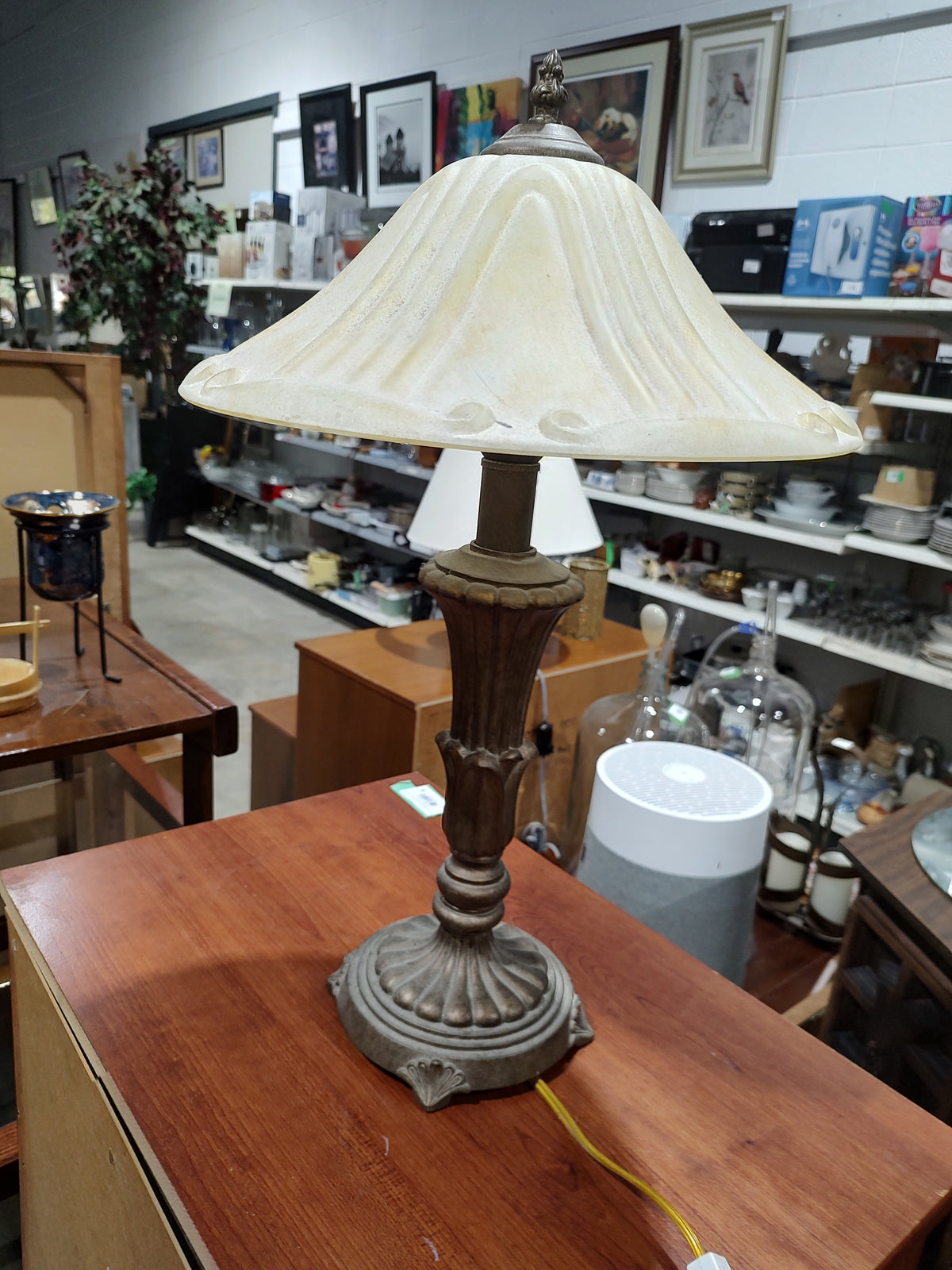 Traditional Table Lamp with Scalloped Glass Shade