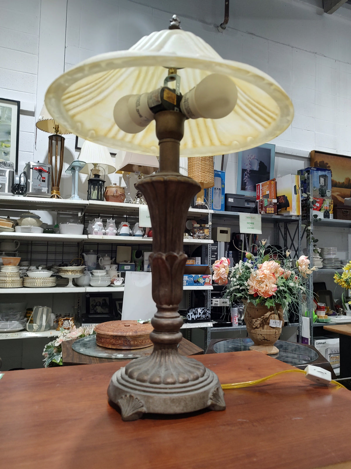 Traditional Table Lamp with Scalloped Glass Shade