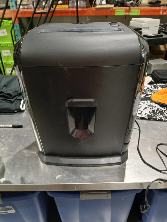 GOOD CONDITION Staples 10 Sheet Capacity Paper Shredder