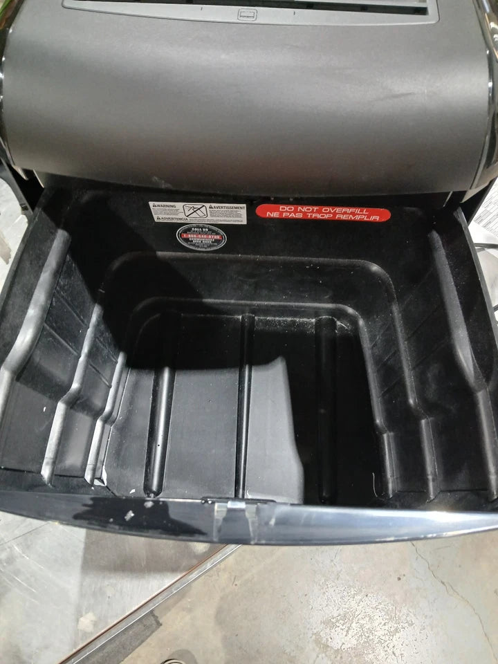 GOOD CONDITION Staples 10 Sheet Capacity Paper Shredder