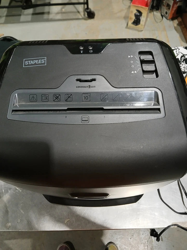 GOOD CONDITION Staples 10 Sheet Capacity Paper Shredder