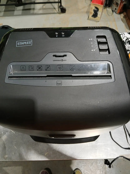 GOOD CONDITION Staples 10 Sheet Capacity Paper Shredder